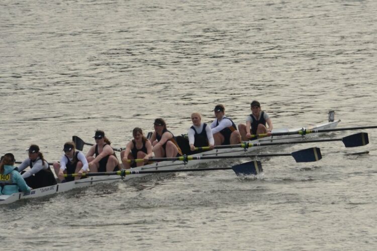 Women and Juniors take to the Thames