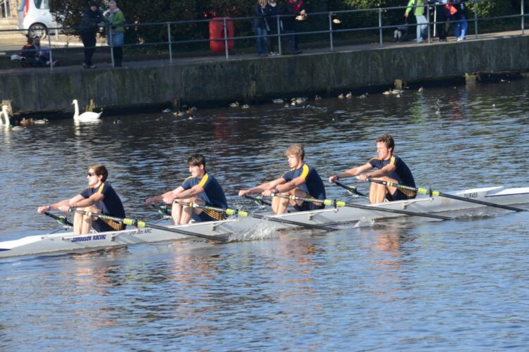 Durham rowers race on the Tyne